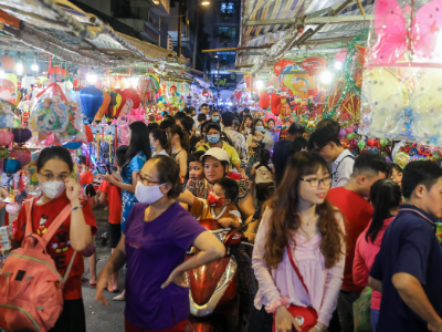 Saigon lantern street warms up for Mid-Autumn Festival