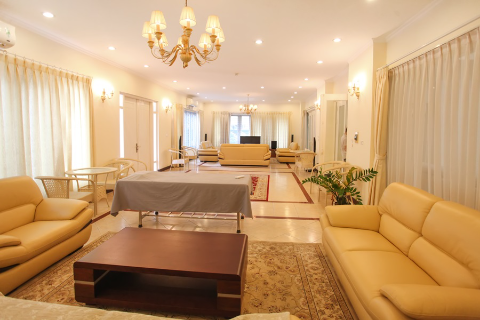 Huge villas with outdoor swimming pool and spacious courtyard for rent in Tay Ho dist.
