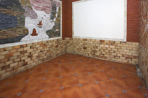 Un-furnished 4 bedrooms house with small courtyard for rent in Cau Giay dist.