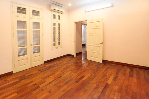 Lovely 4-bedroom house with court yard in Xuan Dieu street