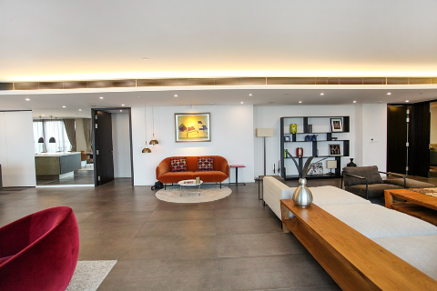 Super luxury, lake view 5 bedroom apartment in Somerset, huge living room