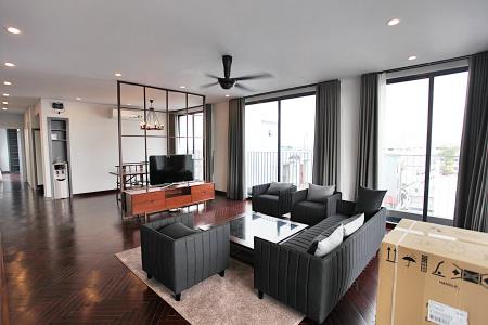 Super modern 3 bedroom apartment for rent in Tu Hoa, big balcony, lake view