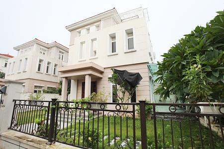 Garden, semi-furnished villa next to outdoor pool in Splendora, Ha Noi