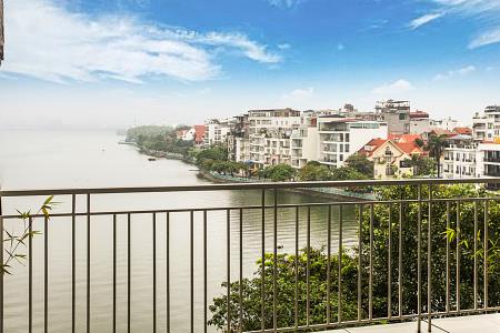 Lake view 3 bedroom apartment for rent on Xuan Dieu str