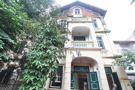 High quality 4 bedroom house in To Ngoc Van, big courtyard