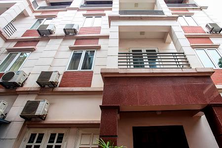 Five-storey house for rent with 3 bedrooms on Tay Ho street