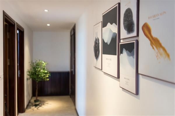 Cozy 2 bedroom apartment with lake view balcony for rent in Au Co str