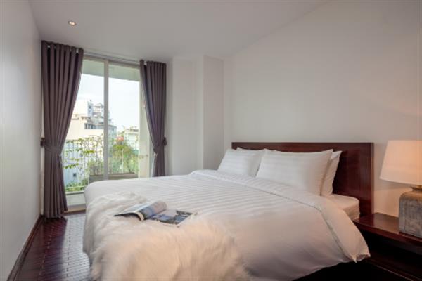 Cozy 2 bedroom apartment with lake view balcony for rent in Au Co str