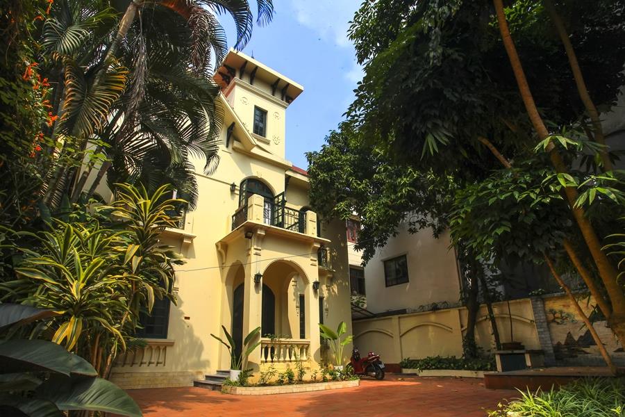 Spacious 5 bedroom villa on To Ngoc Van St., nice courtyard & balcony