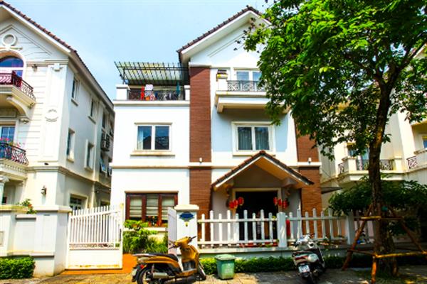Fully furnihsed 3 bedroom house for rent in Vinhomes Riverside Anh Dao, very good price