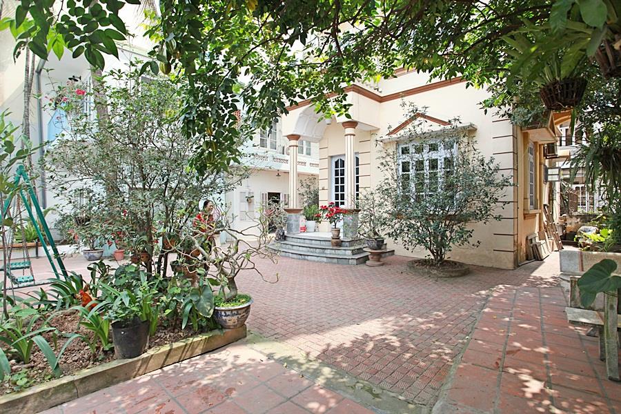 Charming Villa 04 bedrooms with large front yard to rent in Tu Hoa Tay Ho