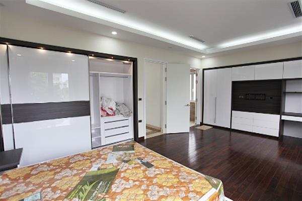 Bright & Modern 05 bedroom villa for rent in Vinhomes Riverside.