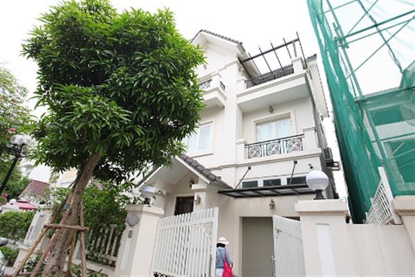 House for rent in Vinhomes Riverside with 4 bedrooms, fully furnished