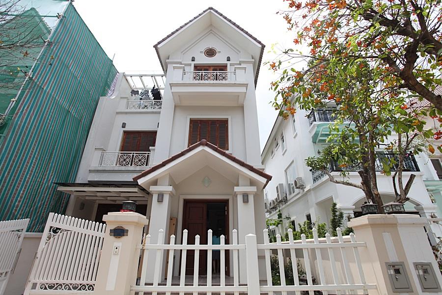 Fully furnished 5 bed house for rent in Vinhomes Riverside