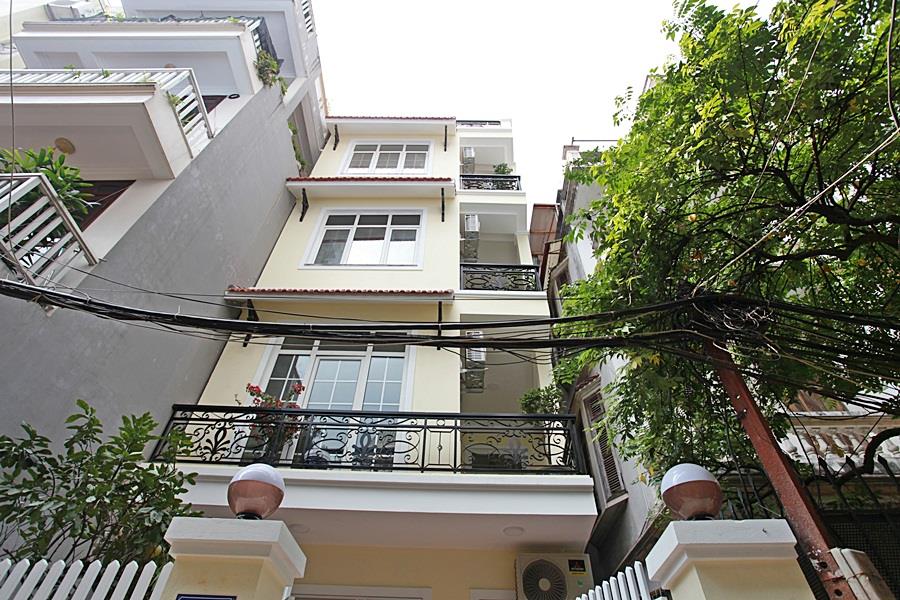 Brand new 3 bedroom house for rent in Xuan Dieu st,Tay Ho dist.