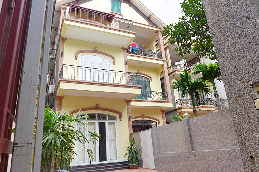 Leasing 3 bedroom house in Tay Ho with large terrace.