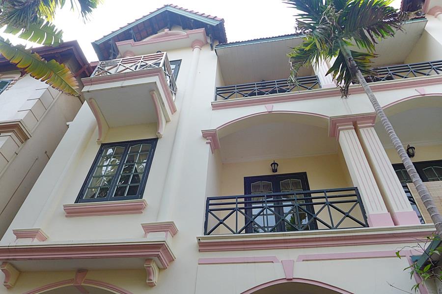 Leasing 5 bedroom house in Tay Ho, bright and airy