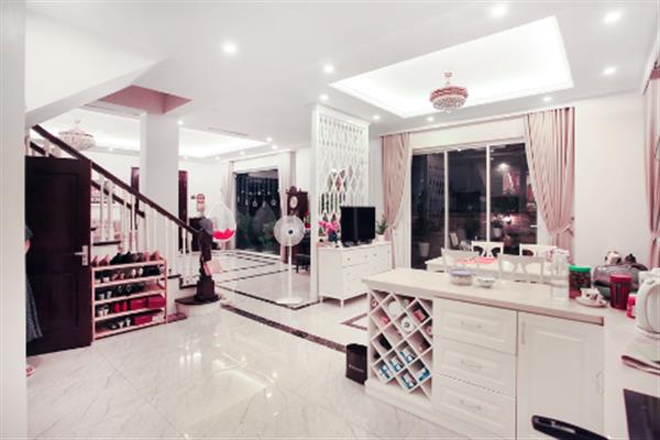 Modern luxury Villa 03 bedrooms for rent in Anh Dao Vinhomes Riverside.