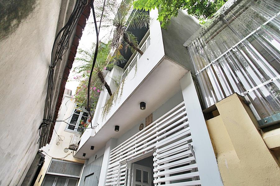 Modern and Bright. 05 bedroom house in Tay Ho for rent.