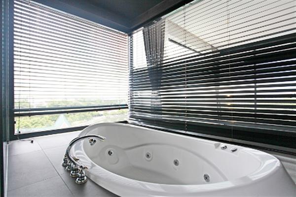 Brand new, luxury, lake view 03 bedroom apartment in To Ngoc Van.