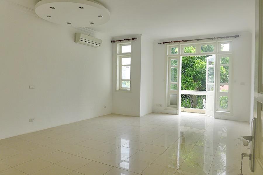 Unfurnished 05-bedroom house with coutryard in Ciputra for rent