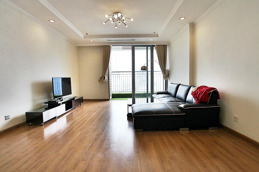 Spacious and bright 3 bed apartment for rent in Vinhomes Nguyen Chi Thanh