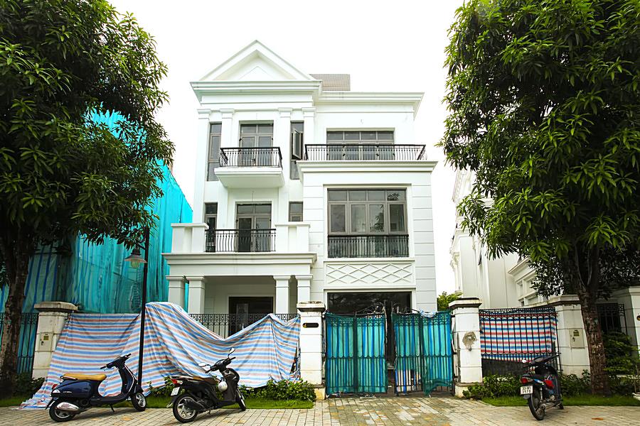 Vinhomes Riverside: Newly renovated spacious 04 bedroom villa in Nguyet Que, river access
