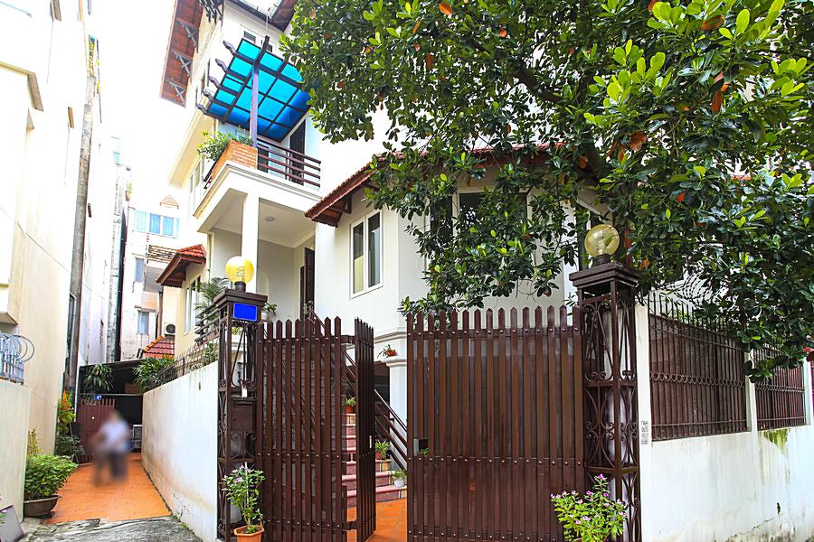 Spacious 05 bedroom house with swimming pool and courtyard on Dang Thai Mai. Furnished