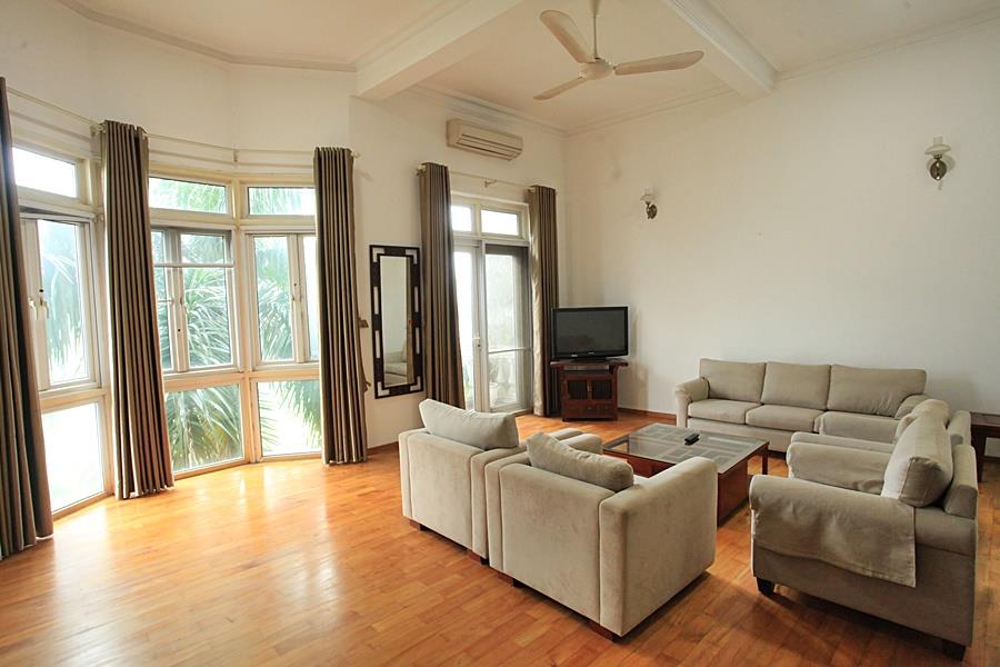 Enjoyable westlake view 02 bedroom apartment in Xuan Dieu for lease. Nice balcony