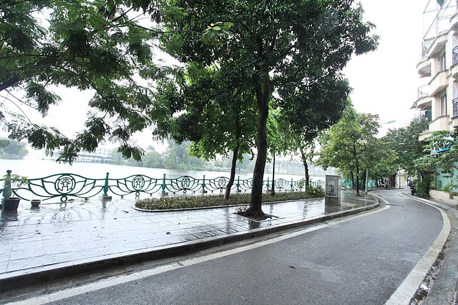 Westlake view, Bright and windy 01 bedroom apartment on Yen Hoa street.