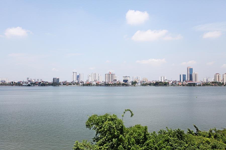 Big balcony 2 bedroom apartment for rent in Tay Ho dist with lake view