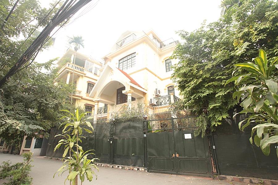 Rental 4-bedroom Villa in Xom Chua area, Tay Ho West lake, swimming pool
