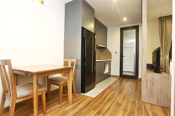 Modern studio apartment in Tu Hoa street with rooftop swimming pool & great view