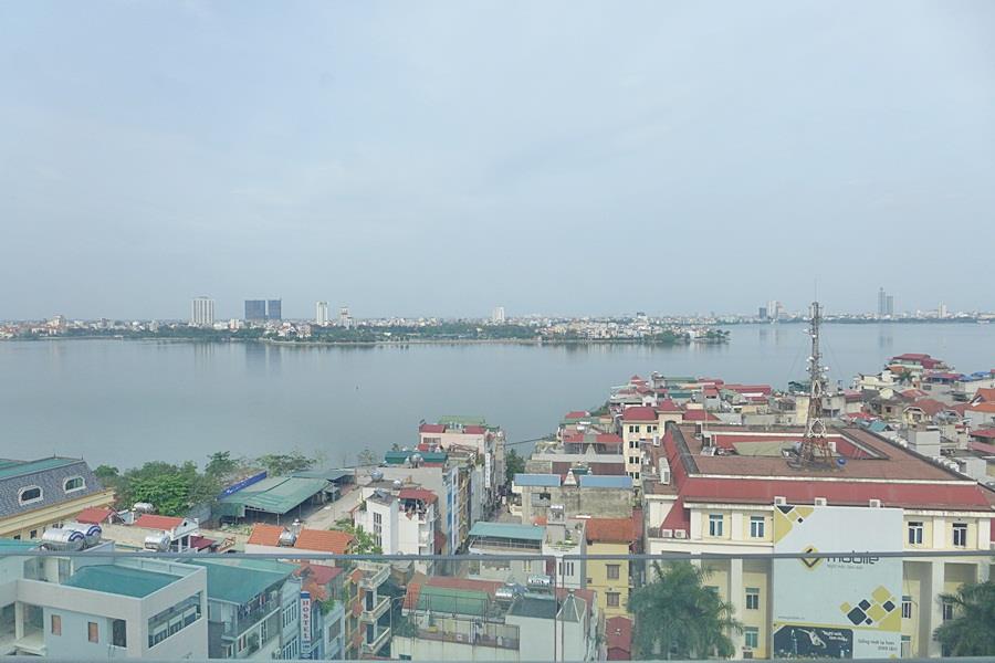 Modern 3 bedrooms apartment for rent in Watermark with nice lakeview