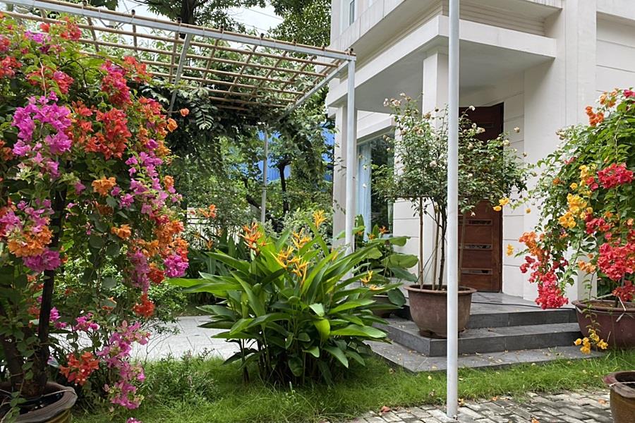 Elegant and spacious 4 bedroom villa in Splendora with a lovely garden