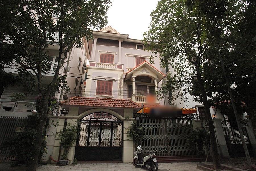 Elegant 6 bedroom house with garage to rent on Lac Long Quan street, Tay Ho dist.