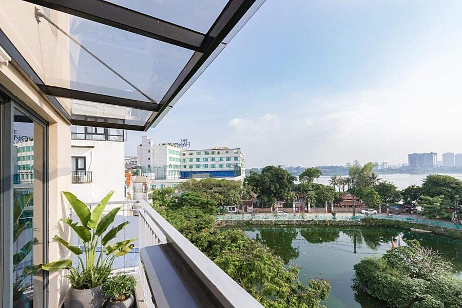 Lake view & bright 2 bedroom for rent in Yen Hoa street, Tay Ho dist.