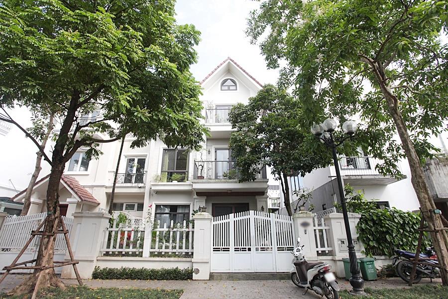Vinhomes Riverside: River access 4-bedroom villa in Hoa Phuong, nice garden, with elevator