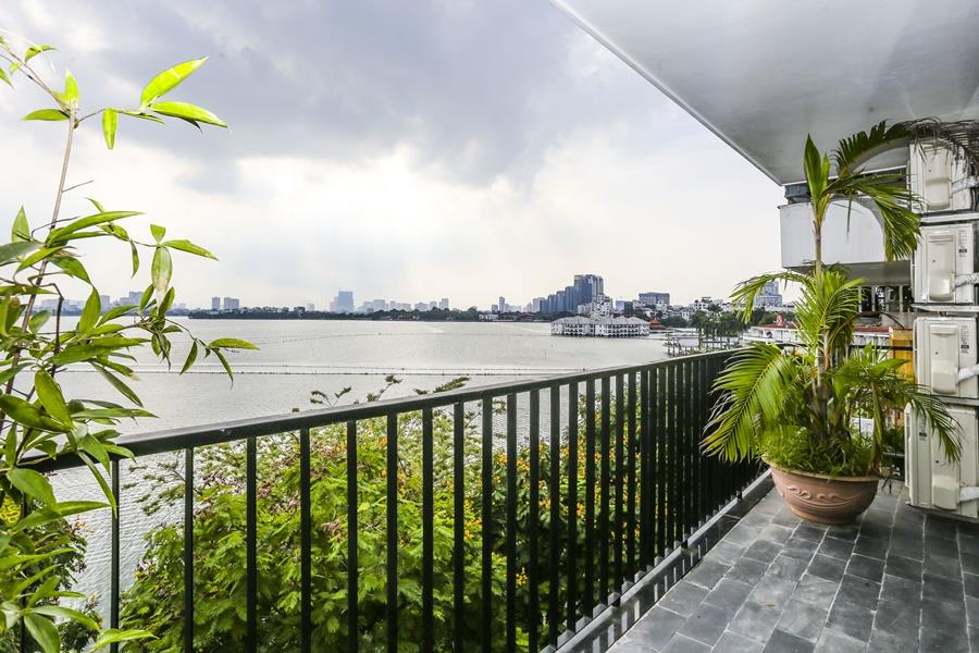 Beautiful lakeview 03 bedroom apartment in Vu Mien Tay Ho with balcony