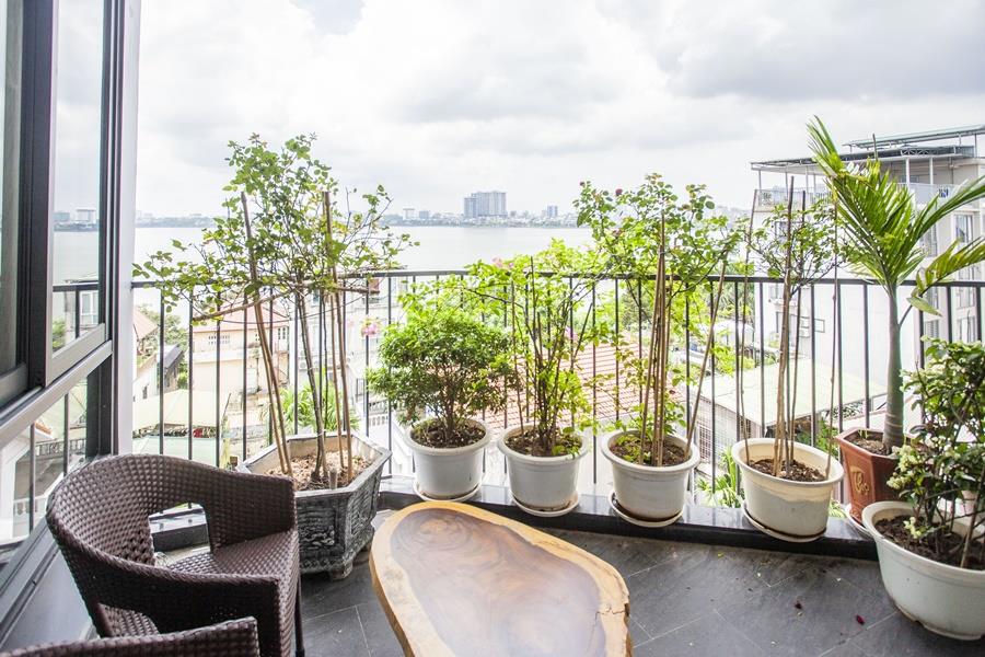Elegant High floor 2-bedroom apartment with lake view on Quang Khanh.