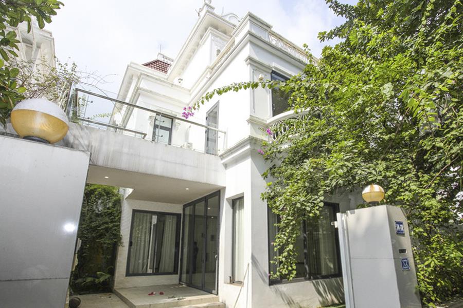Newly renovated 4-bedroom villa in T block Ciputra