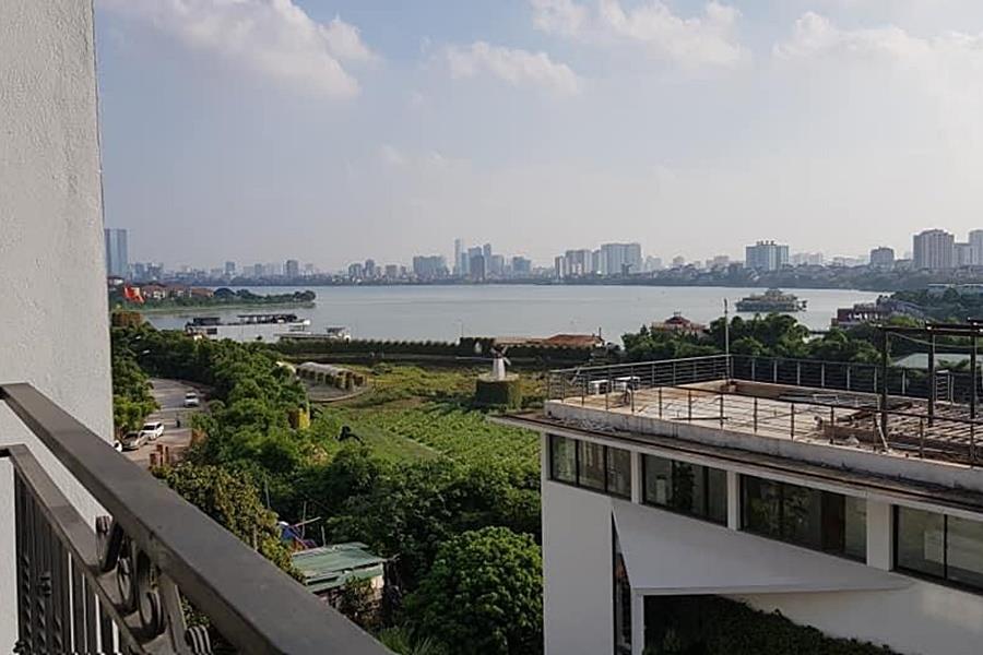 West lake view 3 bedroom apartment for rent with balcony in Au Co street, Tay Ho dist