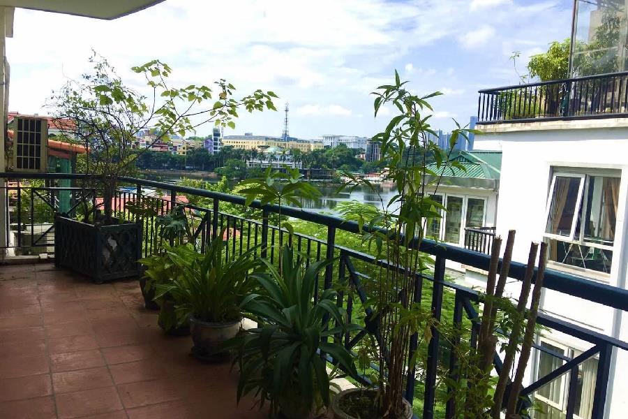 Lake view 3-bedroom apartment for rent in Nam Trang, Truc Bach. huge balcony
