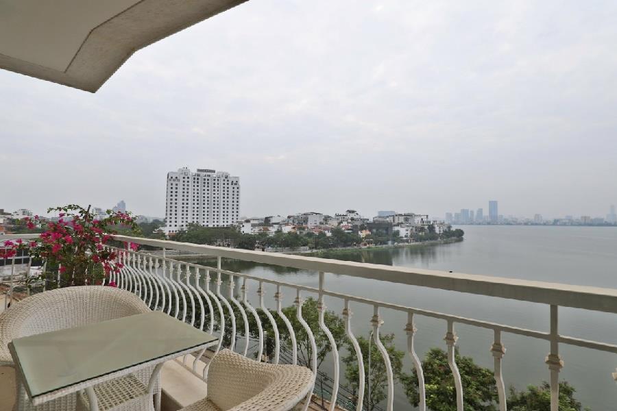 Luxurious 4-bedroom apartment with beautiful west lake view on Xuan Dieu, Tay Ho