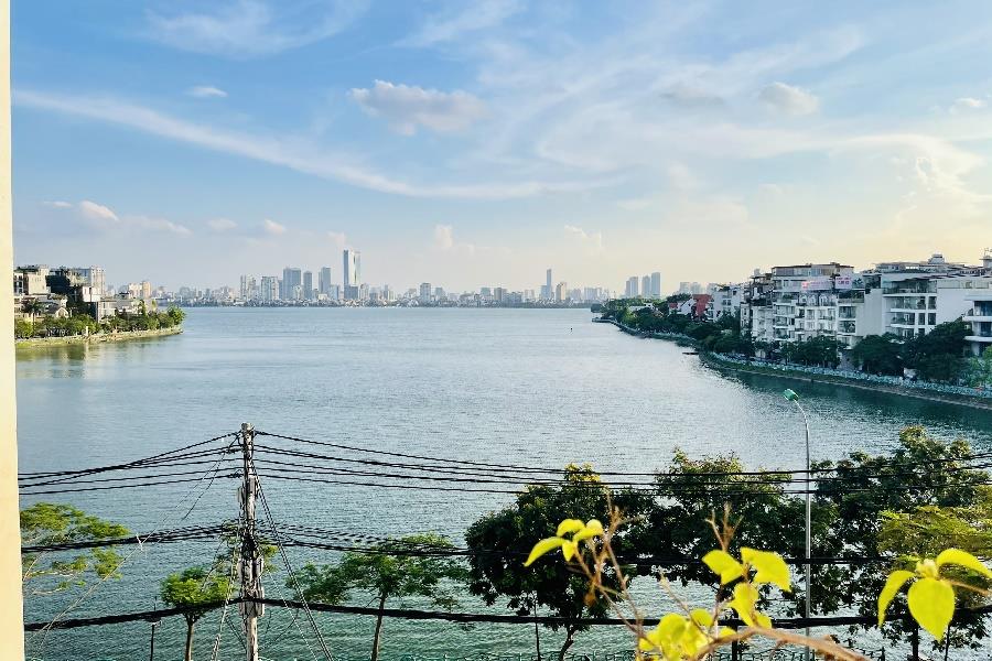 Spacious west lake view 3 bedroom apartment on Xuan Dieu street.