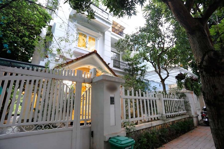 Vinhomes Riverside: Luxury & Fully furnished 05 bedroom villa in Hoa Sua, river access