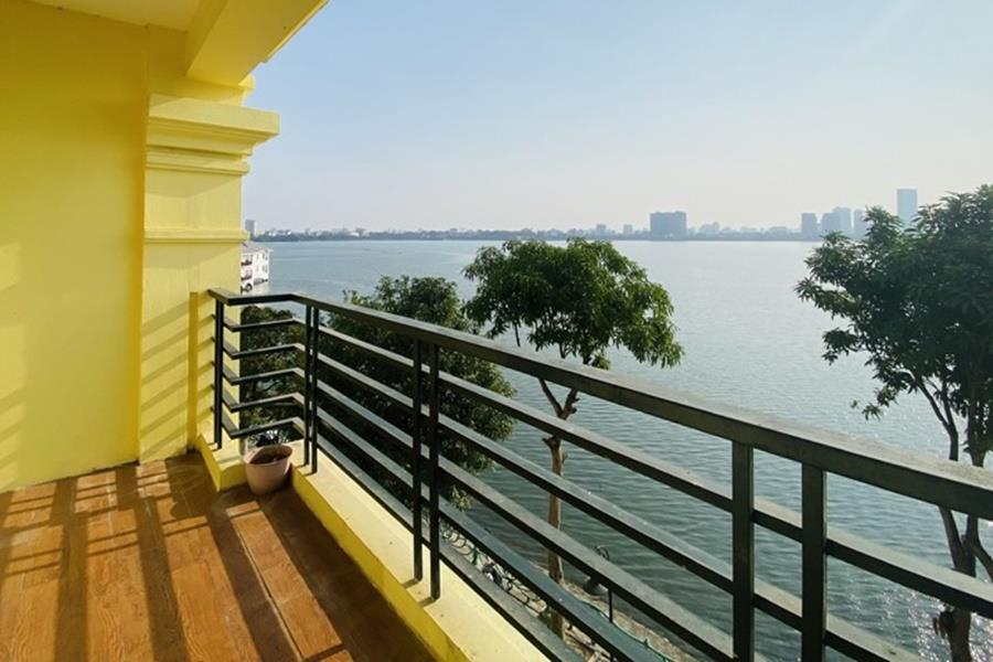 Amazing lake view 03 bedroom apartment for rent in Tu Hoa street. Large balcony