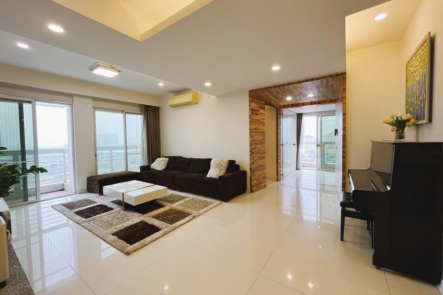 Stunning apartment for rent in E Towel Ciputra with 3 bedrooms, high floor