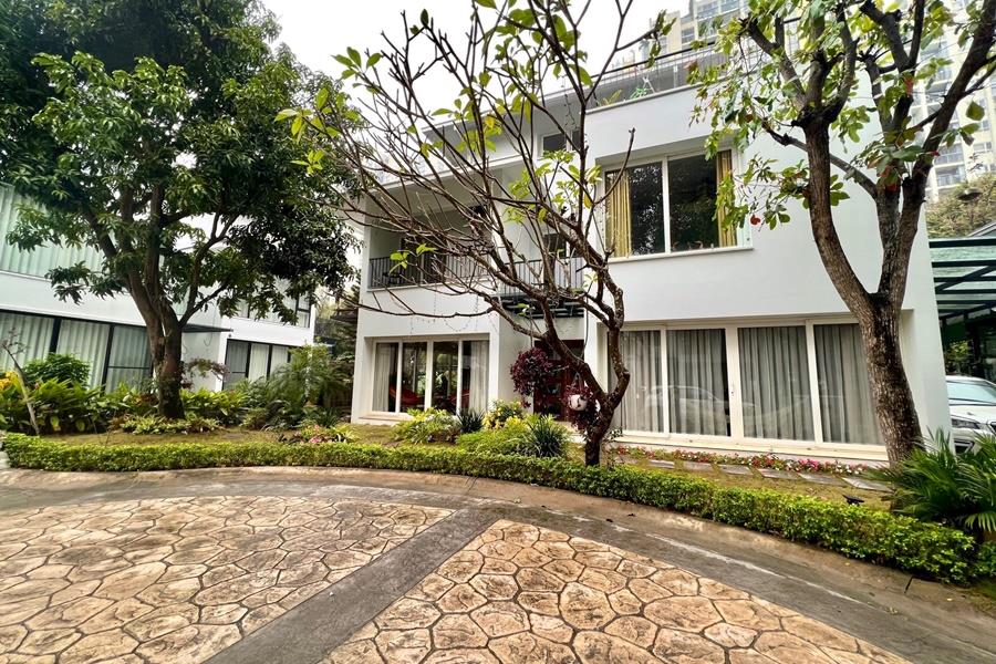 Elegant 03 bedroom villa with beautiful garden and view in Ecopark Hung Yen