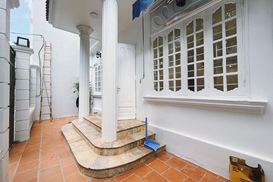 Newly renovated spacious 05 bedroom house in Tay Ho. Non furnished